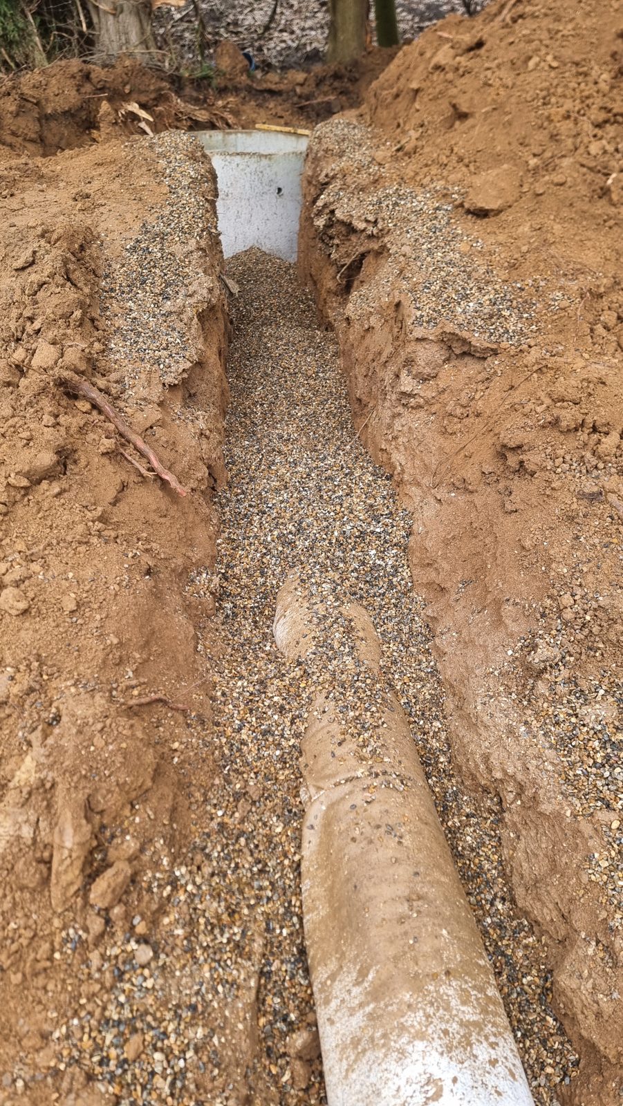A drainage pipe connected into a chamber.